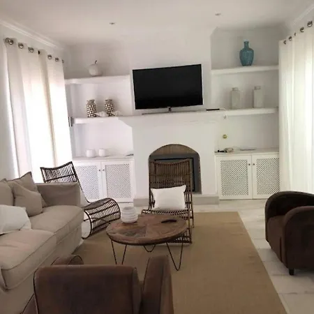 Casa Pinheiros - 3 Bedroom - Fully Air Conditioned - Perfect For Smaller Families بيت ضيافة
