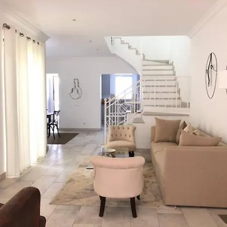 Penzion Casa Pinheiros - 3 Bedroom - Fully Air Conditioned - Perfect For Smaller Families