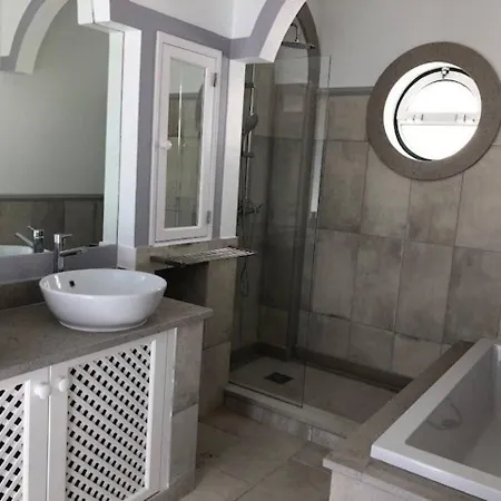 Casa Pinheiros - 3 Bedroom - Fully Air Conditioned - Perfect For Smaller Families Guest house